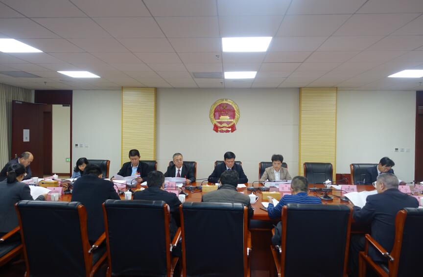 州十四届人大六次会议召开财政经济委员会会议